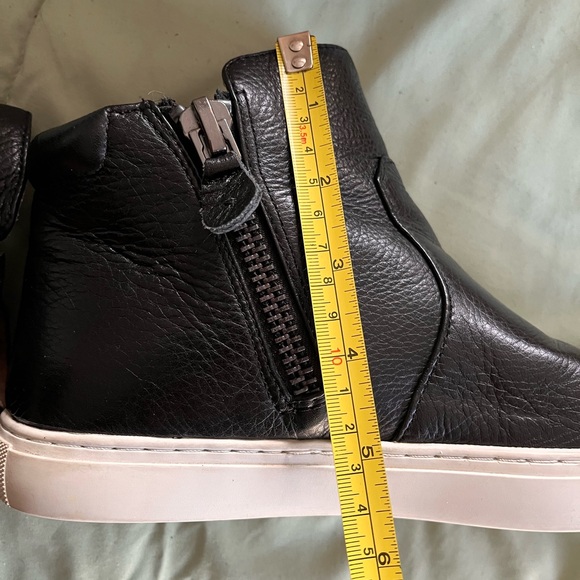 Gentle Souls Carol by Kenneth Cole - Picture 4 of 13